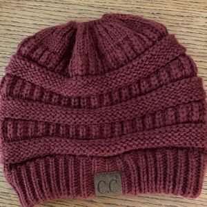 Maroon winter hat with ponytail hole
